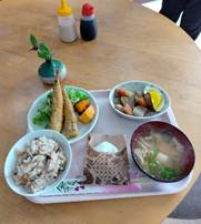 テーブルの上の食事
AI 生成コンテンツは誤りを含む可能性があります。