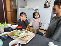テーブルで食事をしている子供たち
AI 生成コンテンツは誤りを含む可能性があります。